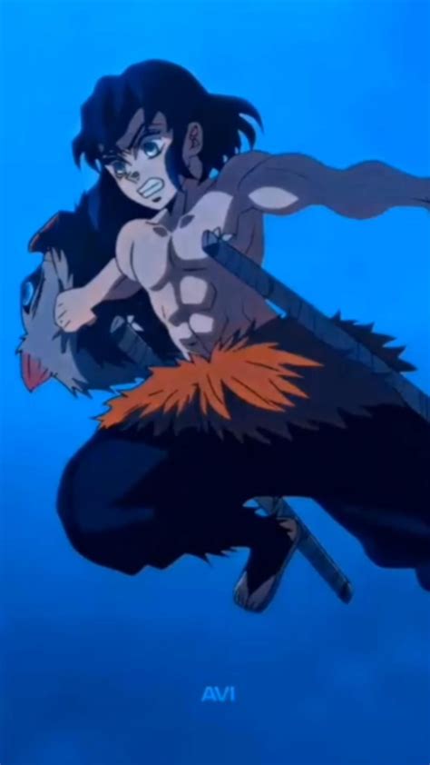 Inosuke enfrentando un demonio