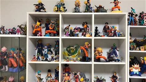 Estanterías con figuras de Dragon Ball