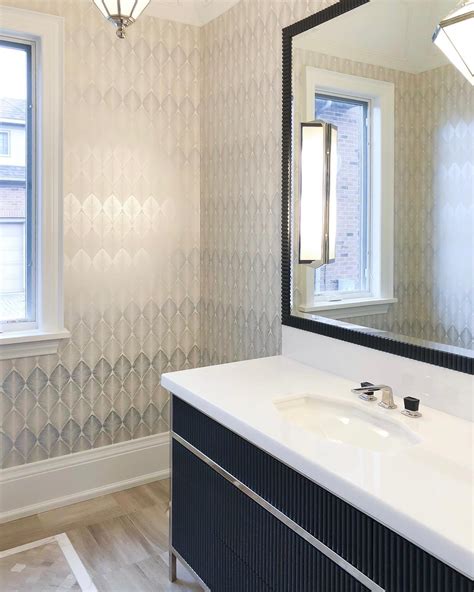 Baño moderno con papel tapiz blanco resistente al agua