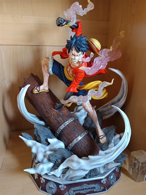 Estatua de resina de Monkey D. Luffy a escala 1/4