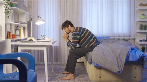 Neji pensativo en su habitación