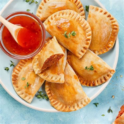 Imagen de empanadillas de atún, tomate y huevo recién fritas