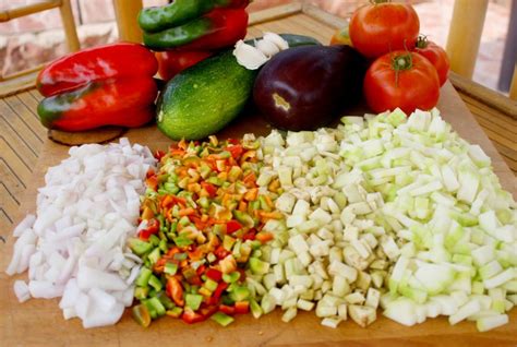 Infografía con los ingredientes y pasos para hacer pisto