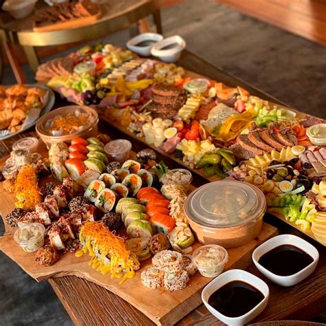 Una tabla de sushi variada y colorida de Uzumaki London