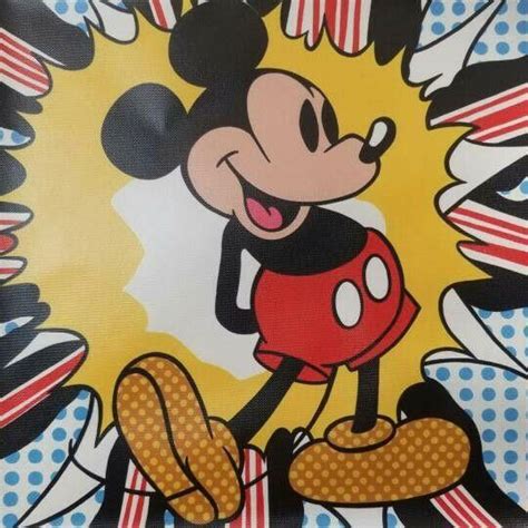 Roy Lichtenstein pintando Mickey Mouse