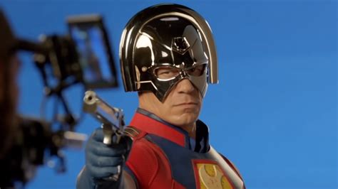 Christopher Smith con su casco de Peacemaker