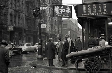 Imagen de una calle de Nueva York en los años 20 con atmósfera de cine negro