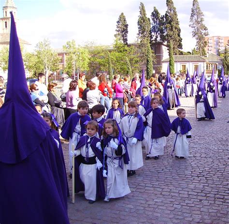 Niños vestidos de nazarenos durante la Semana Santa