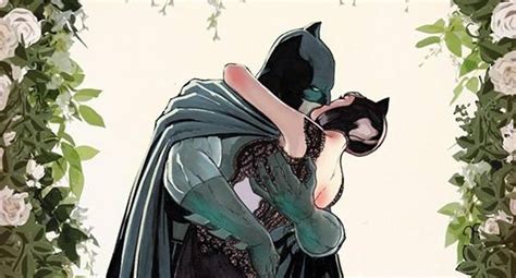 Batman y Gatúbela en una pose romántica