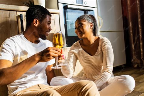 Pareja celebrando un aniversario