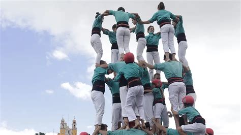 Grupo realizando una pirámide humana