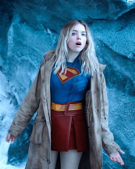 Millie Alcock como Supergirl