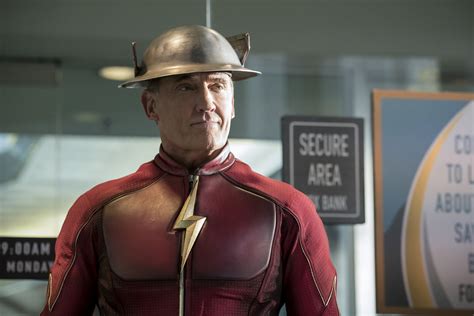 Jay Garrick como Flash con su casco alado
