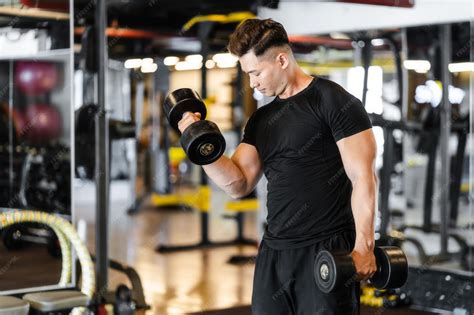 Manolo Rojas practicando ejercicio en el gimnasio