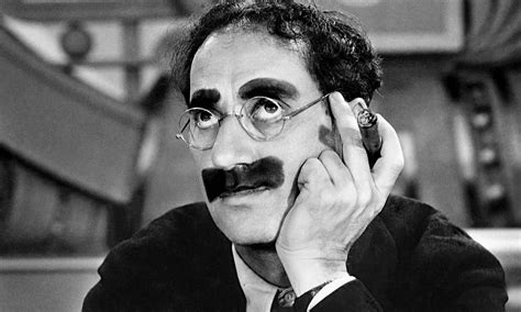 Groucho Marx con gafas redondas y puro