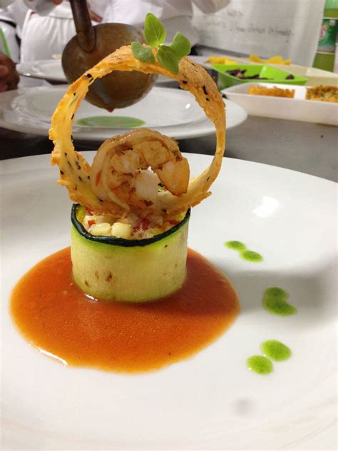 Montaje de escenas de comida de diferentes series