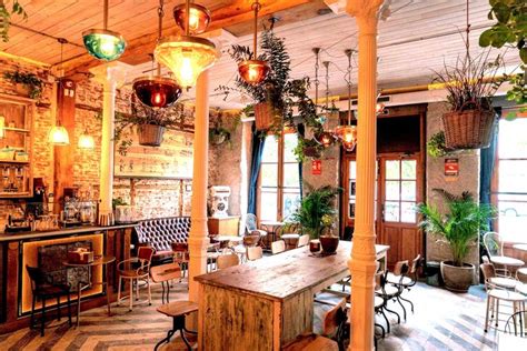 Ilustración de una acogedora cafetería de fantasía con personajes diversos