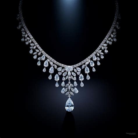 Ejemplo de boceto de collar con diamantes aplicados