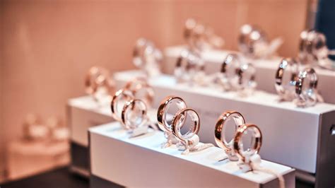Ejemplos de accesorios de joyería y tela para personajes