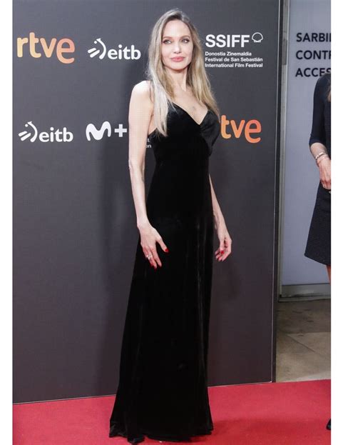 Angelina Jolie con vestido negro en Comic-Con