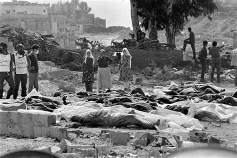 Viñeta de cómic mostrando la masacre de Sabra y Chatila