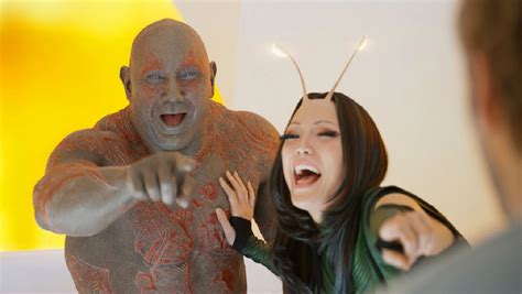 Drax y Mantis interactuando, destacando su peculiar relación social