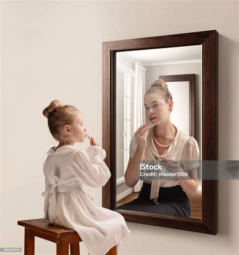 Niña mirándose en el espejo y viendo un monstruo
