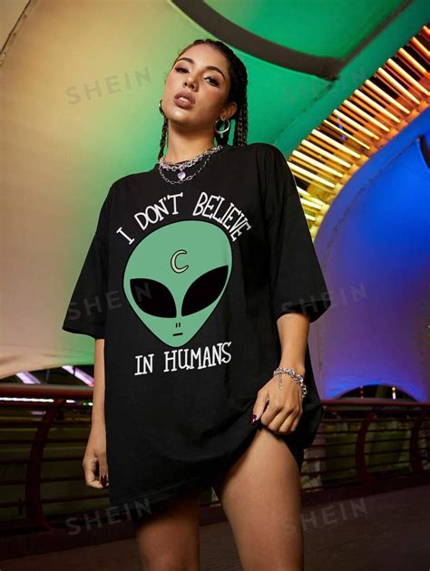 Página interior de Chica Alien con estilo gráfico punk.