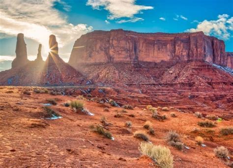 Paisaje del Oeste Americano con polvo y un pueblo