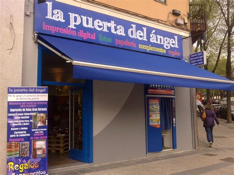 Fachada de la tienda Alcalá Cómics