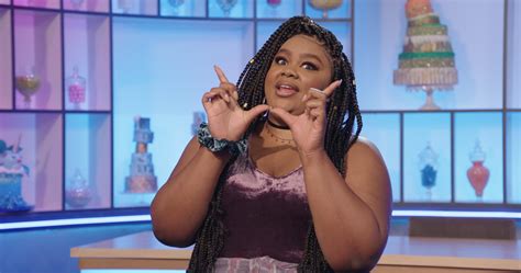 Nicole Byer presentando 