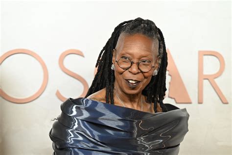 Whoopi Goldberg recibiendo un premio