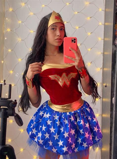 Mujer disfrazada de Wonder Woman