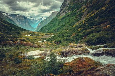 Paisaje natural con elementos amenazantes