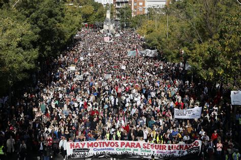 Fotografía de archivo de jóvenes en una manifestación en el País Vasco