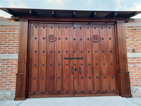 Un portón antiguo con inscripciones misteriosas