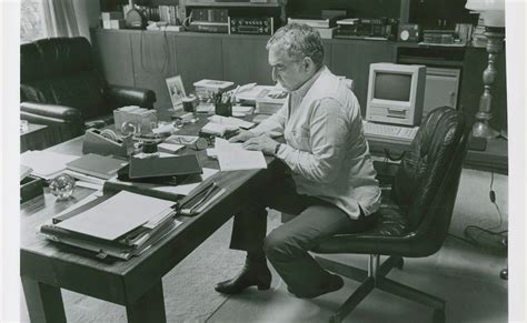 Jack Kirby trabajando en su estudio