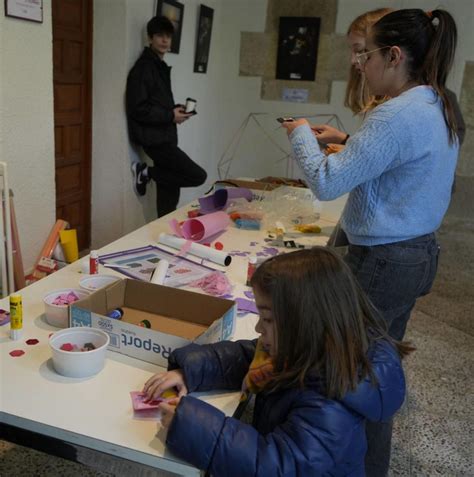 Alumnos creando sus propios cómics