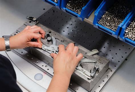 Sistema de ensamblaje de cajas de cómics con clics