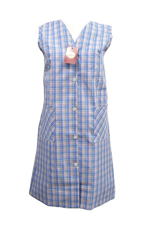 Detalle de bolsillos estampados de comics en mandilón de profesora