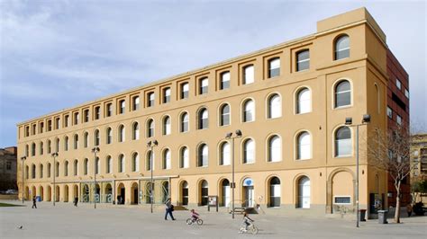 Fachada de la Biblioteca Ignasi Iglésias-Can Fabra