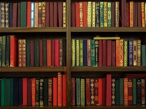 Estanterías llenas de cómics en una biblioteca