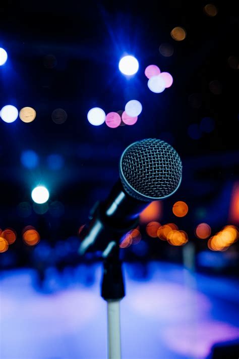 Un micrófono sobre un escenario con luces