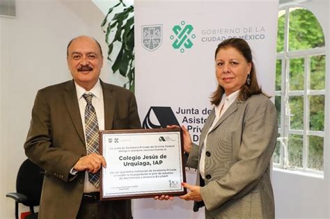 Aarón Gómez recibiendo un premio