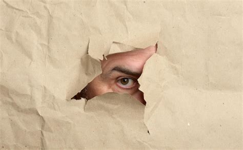Ilustración artística de un ojo espiando por un agujero