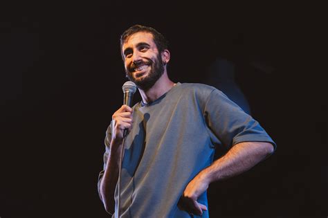 Fotografía de Mikel Bermejo en un escenario de comedia