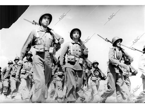 Soldados republicanos en un paisaje embarrado