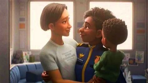 Escena de la película Lightyear con la pareja lésbica