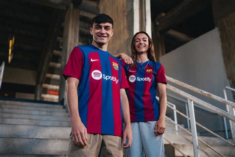Niños vistiendo ropa de la colección 