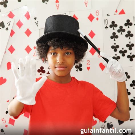 Mago haciendo trucos de magia para niños
